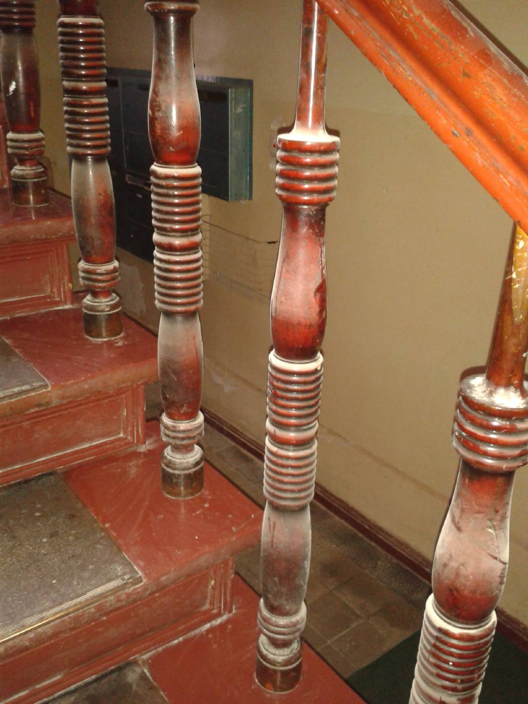 Die Originaltraljen aus dem Jugendstil wurden gereinigt und mit einer Schelllack – Lasur überarbeitet.